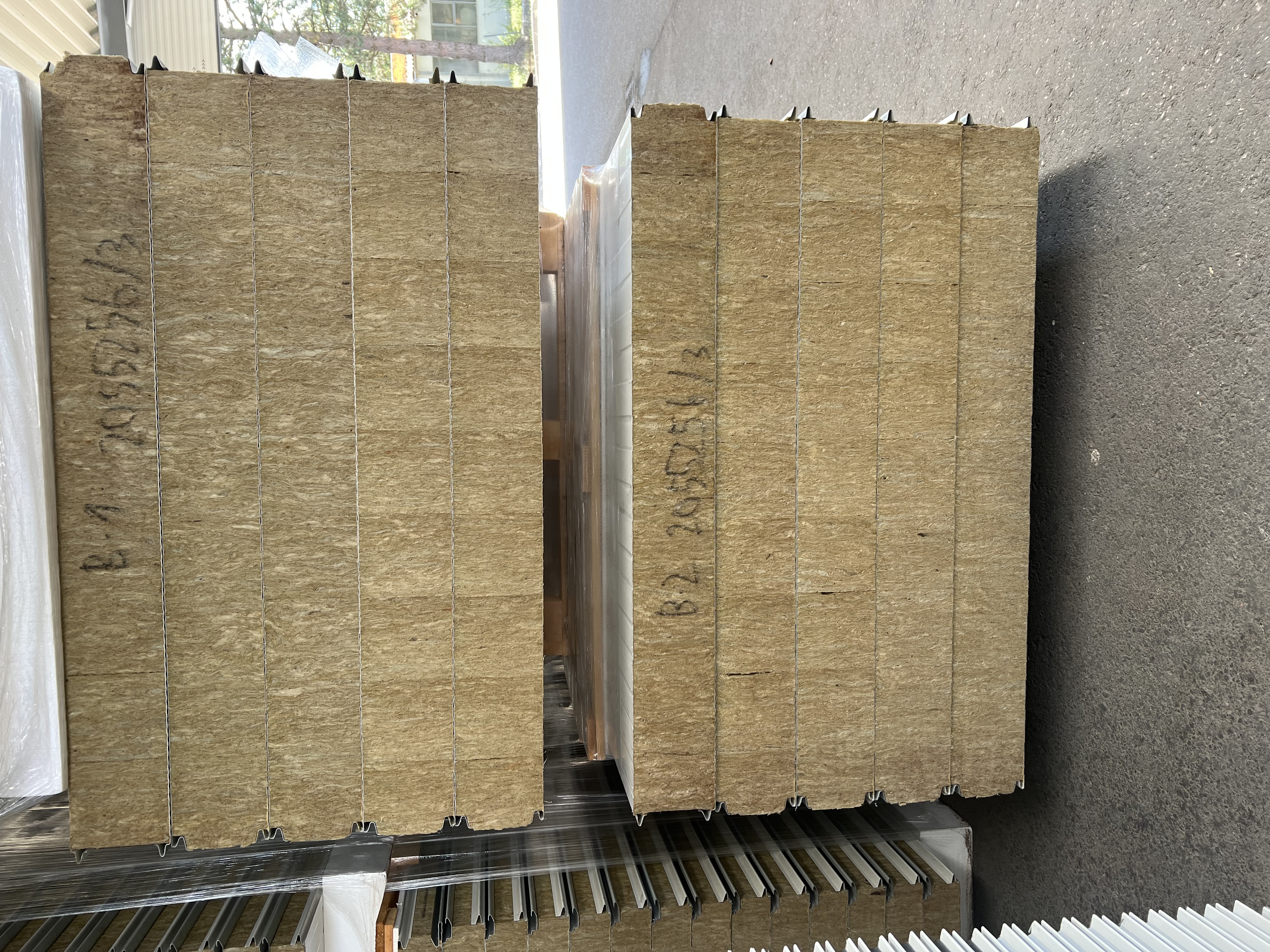 Wand-Sandwichpaneel 140 mm Mineralfaser-Kernstärke, RAL-Farbton 9006 (Weißaluminium)